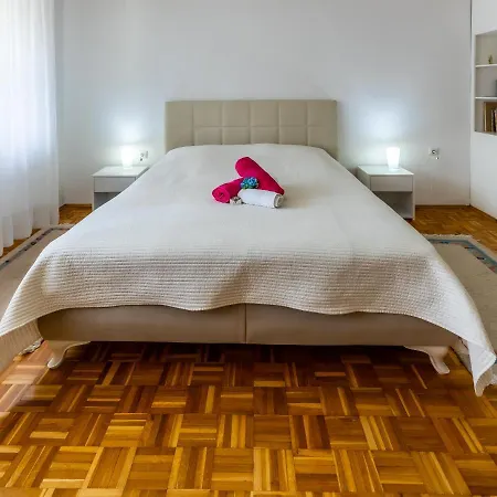 Apartment Avlija Garden Gem