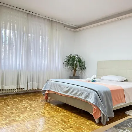 Apartment Avlija Garden Gem *